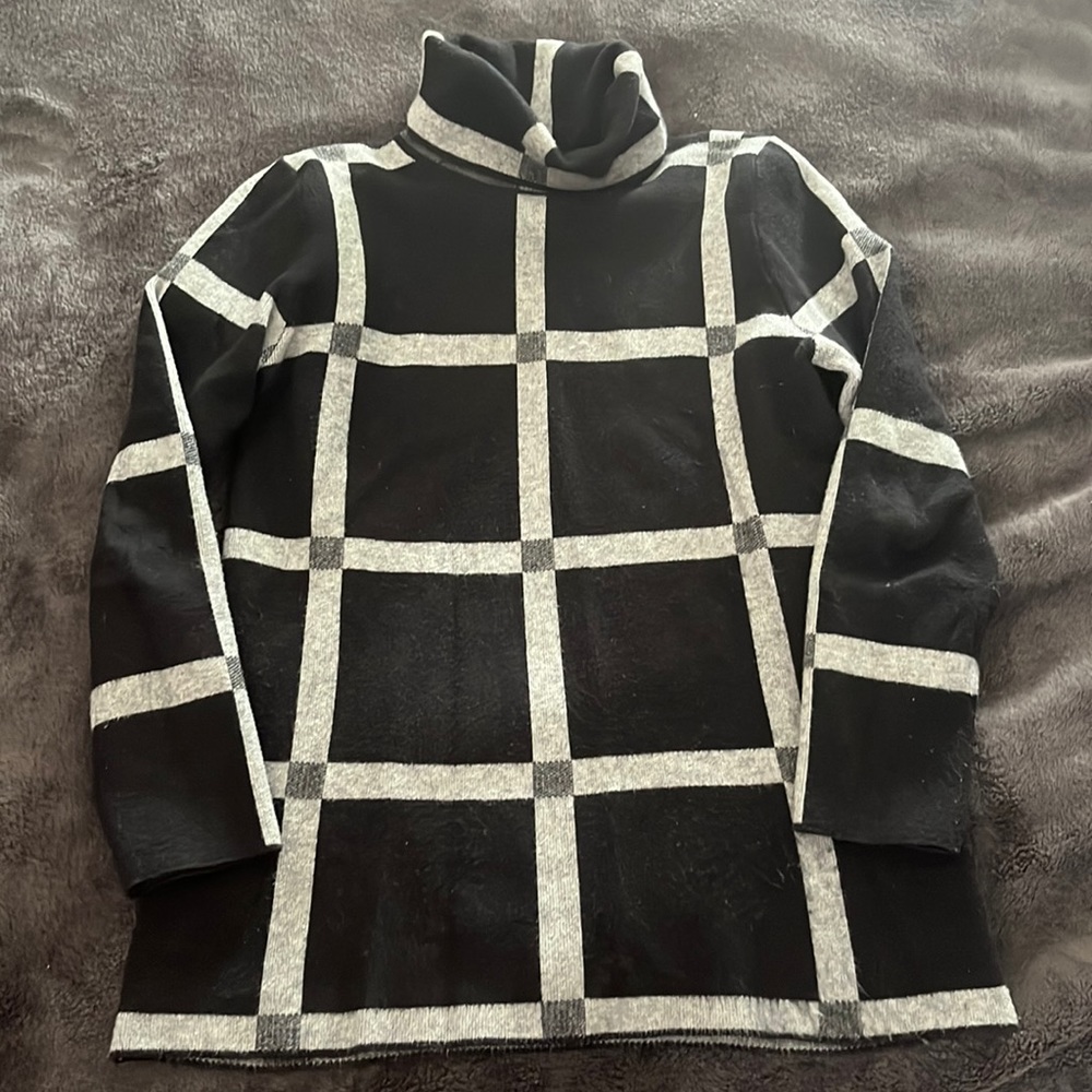 Metric Turtleneck size large fits medium too nice on, warm and comfortable